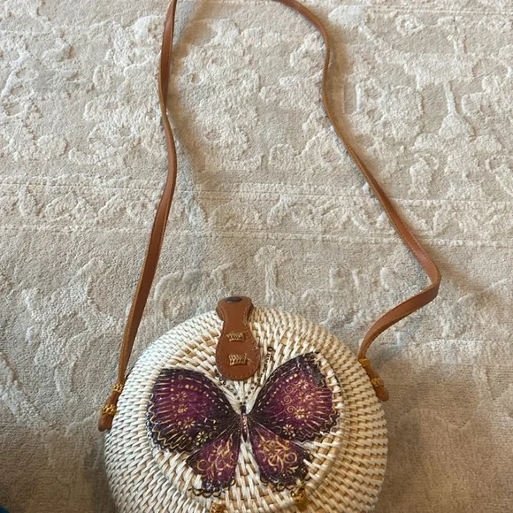 A hand made woven rattan bag from Bali Indonesia - Picture 6 of 8